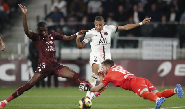  巴黎圣日耳曼客场逆转击败里昂，积分榜领跑优势扩大  