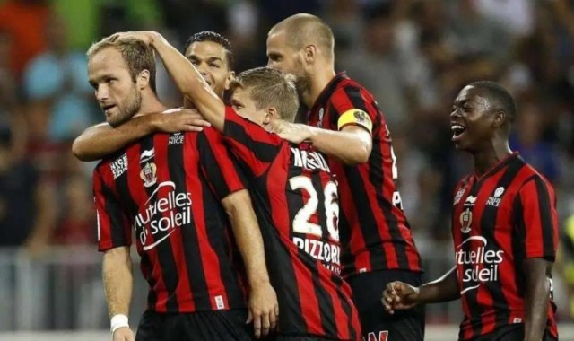  布雷斯特vs巴黎冲突不断，下半场多次中断比赛  