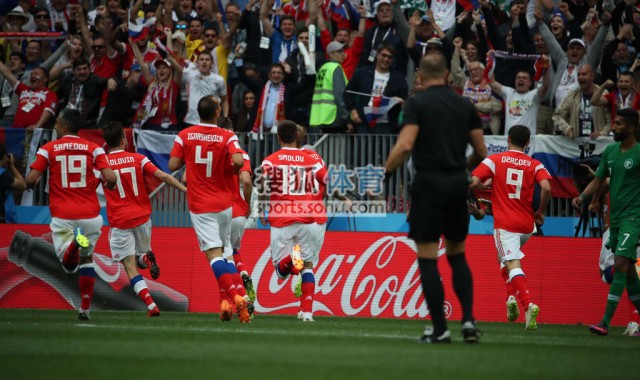  阿森纳定位球显神威，两度头槌击溃富勒姆