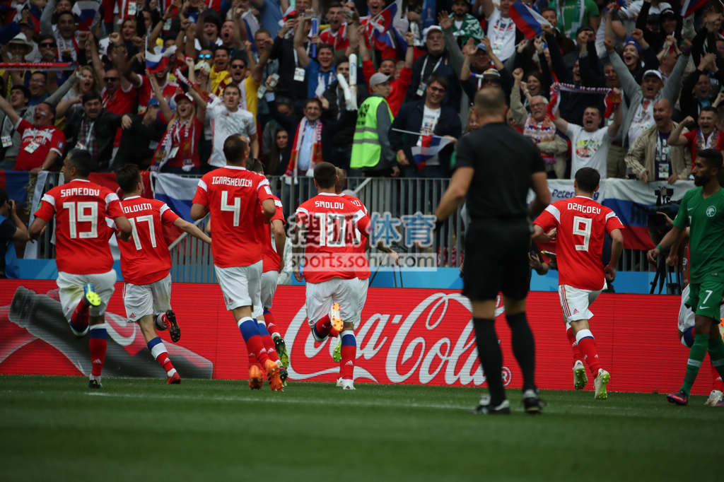  阿森纳定位球显神威，两度头槌击溃富勒姆